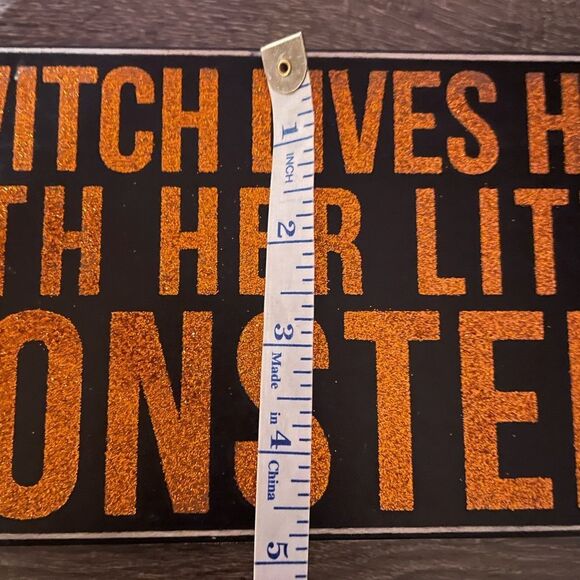 🆕 A Witch Lives Here W/Her Little Monsters Stand Alone Wooden Sign Orange & Blk - Picture 5 of 5